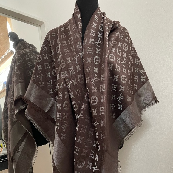 LV monogram classic shawl - Picture 3 of 11